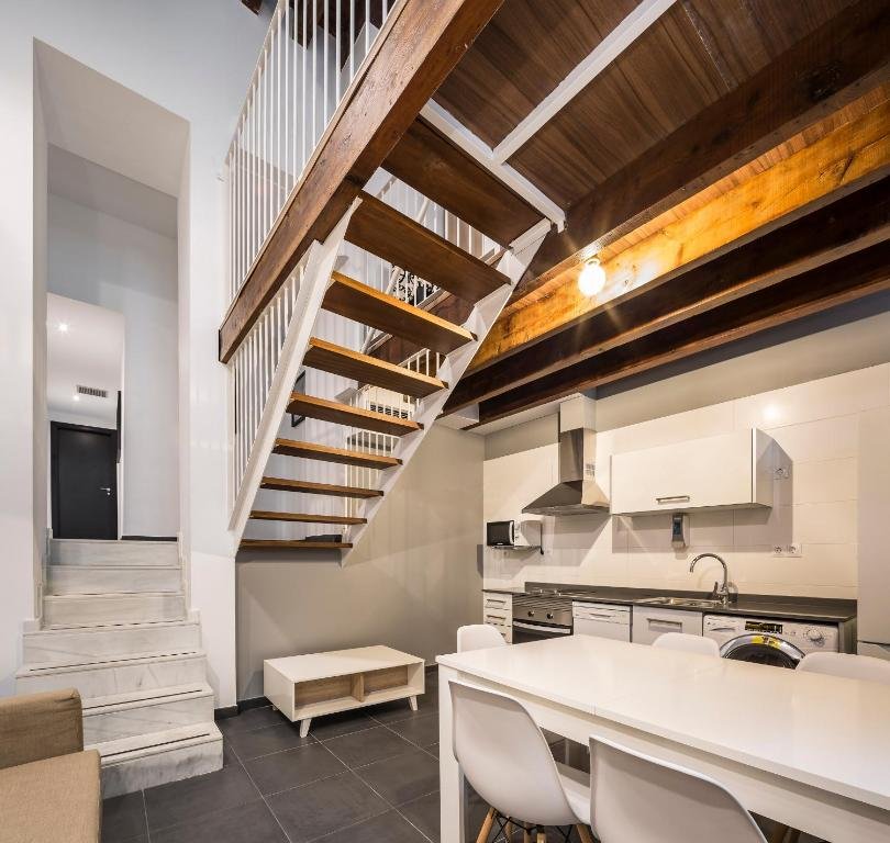 Escaleras y cocina.