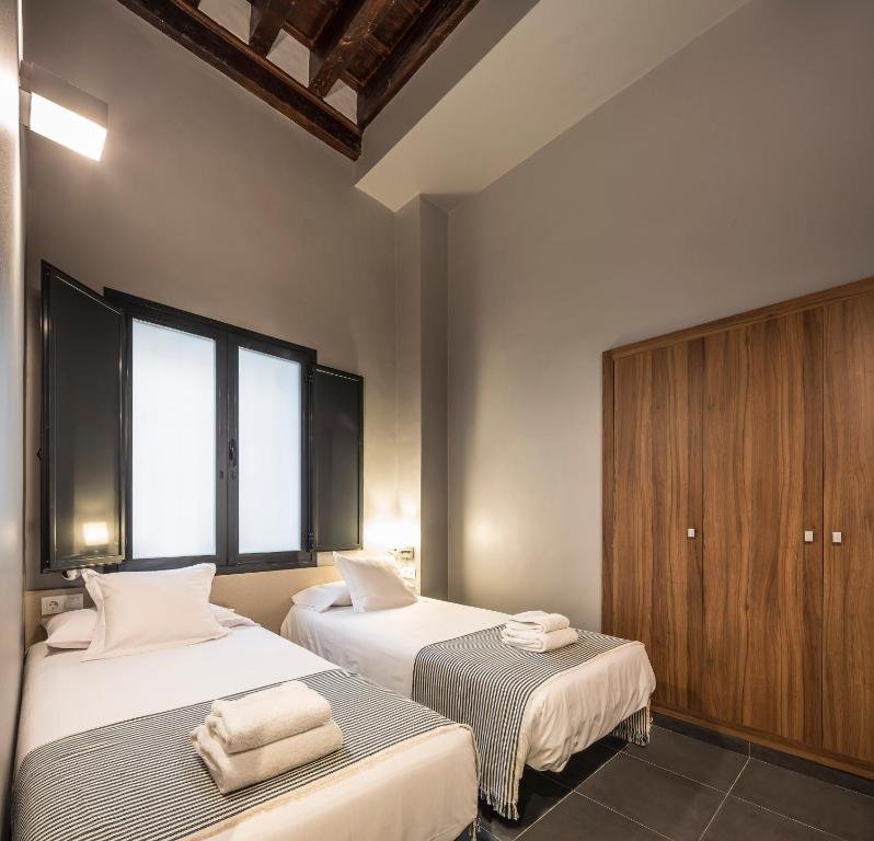 Dos camas en la habitación.